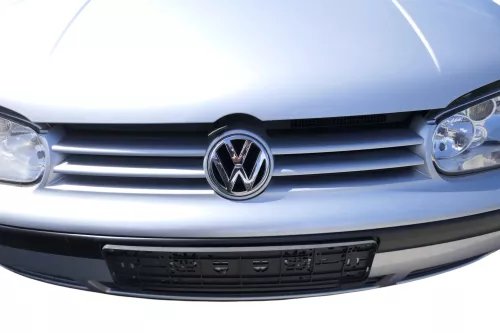 VW Golf 4 Grill Kühlergrill mit VW Zeichen Logo silber LA7W reflexsilber