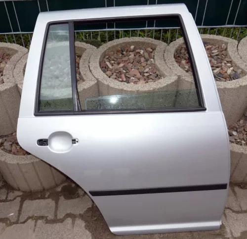 VW Golf 4 Bora Tür hinten rechts nur Kombi / Variant silber LA7W