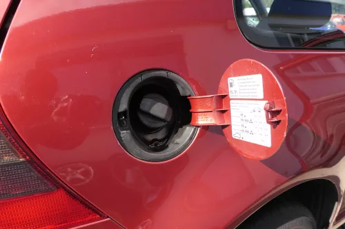 VW Golf 4 Limousine Tankdeckel Deckel Tank Tankverschluß rot braun LC3K (109839)