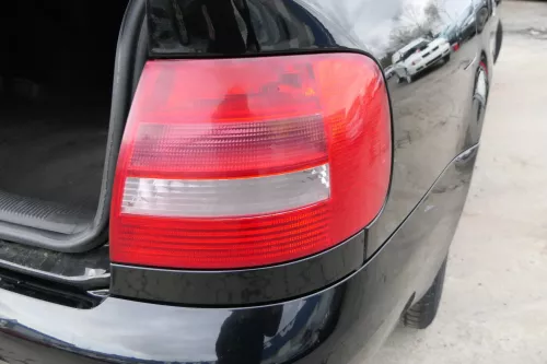 Audi A4 B5 Limousine hinten rechts Rückleuchte original Facelift 8D0945096F