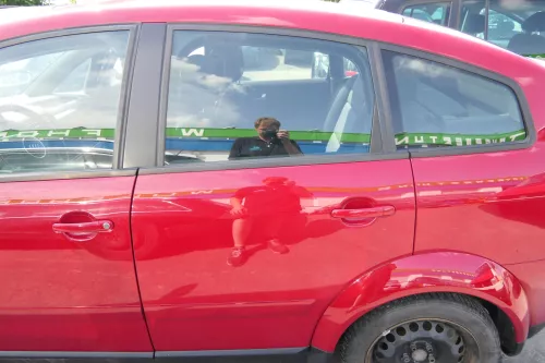 Audi A2 8Z Tür hinten links rot LY3C -mit Rahmen, Scheibe und Fensterheber (111645)