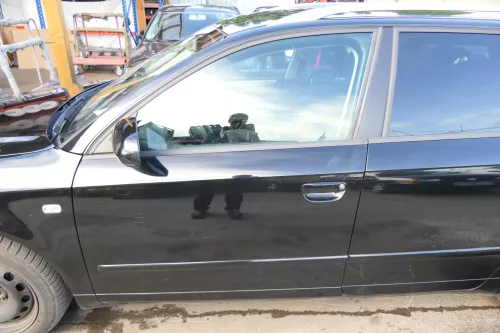 Audi A4 B7 8E Tür vorne links schwarz LZ9Y Kombi+Limo mit Rahmen - Delle