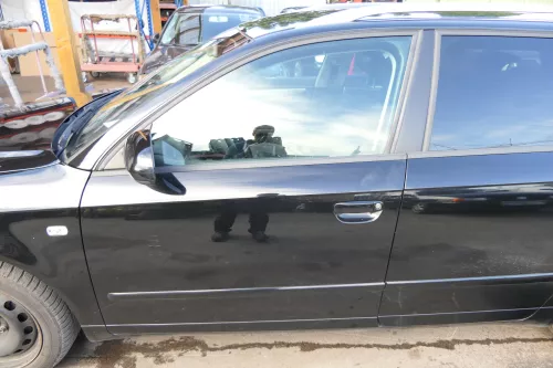 Audi A4 B7 8E Tür vorne links schwarz LZ9Y Kombi+Limo mit Rahmen (112995)