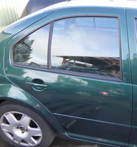 VW Bora Tür hinten rechts nur Limousine grün LC6M