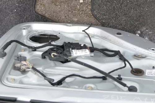 VW Passat 3B 3BG Kombi Variant Tür hinten links silber LA7W mit Anbauteilen (116095)