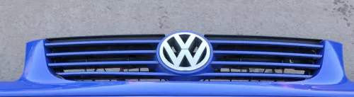 VW Polo 6N2 VW Zeichen Kühlergrill Grill blau LA5C