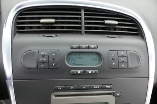 Seat Alatea 5P Mittelkonsole Verkleidung über Radio Klappe Lüftungsdüse schwarz
