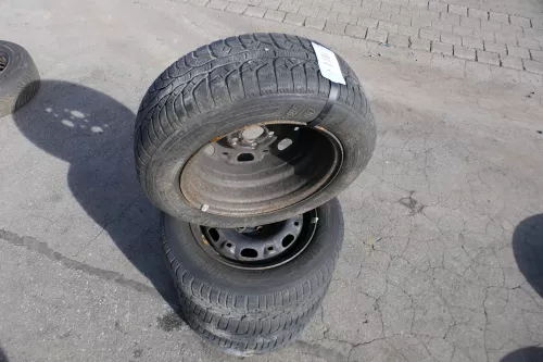 VW Polo 9N3 Ibiza Felgen Reifen 185/60 R14 82T Winterreifen 6jx14H2 ET38 # 5-6mm (141743)