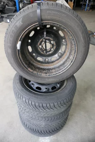 VW Polo 9N3 Ibiza Felgen Reifen 185/60 R14 82H Winterreifen 6jx14H2 ET37 # 5-6mm (141768)