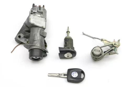 VW Golf 4 Limo Schloßsystem 1x Türschloß 1x Schlüssel Zündschloß Heckschloß OHNE