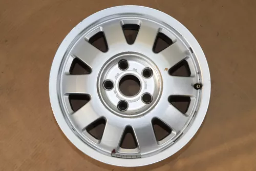 1x Audi A4 A6 Alufelge original 8D0601025M 6j x16H2 ET45 (144416)