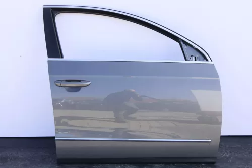 VW Passat 3C Kombi oder Limo Tür vorne rechts Beifah grau LA7T OHNE Anbauteil