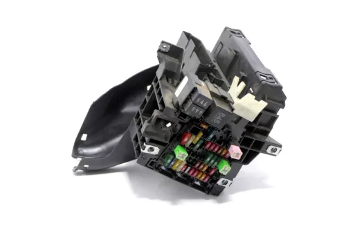 VW Golf Touran Sicherungskasten 5Q0937615C Zentralelektrik Relaisträger Halter