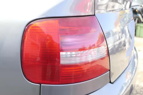 Audi A4 B5 Limousine hinten links Rückleuchte original Lampenträger Facelift (151212)