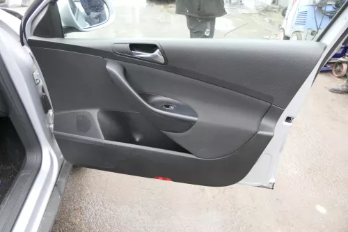 VW Passat 3C Variant 1x Türverkleidung Verkleidung Tür vorne rechts Beifahrertür (151968)