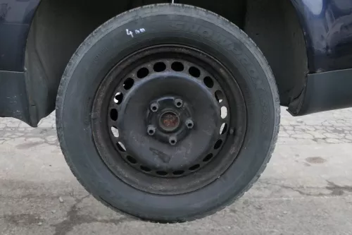 Skoda Superb 3U Passat 3BG Felgen Reifen Winterreifen M+S 205/60 R15 95H 4-6mm (152421)