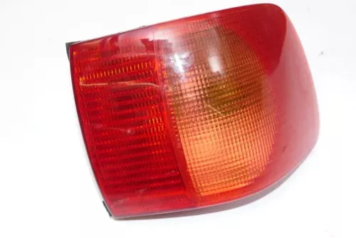 Audi 80 Limousine hinten rechts außen Rückleuchte original 8A0945096D (153508)