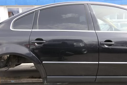 VW Passat 3B 3BG Limousine Tür hinten rechts schwarz LC9Z chrom ohne Anbauteile (155870)