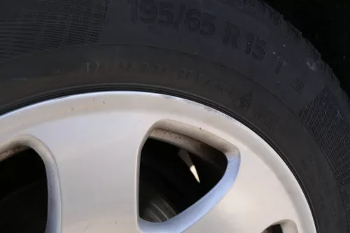 Audi A4 8E A6 4B Alufelgen 195/65 R15 91T Winterreifen Reifen 2-5mm 8E0601025 (156358)