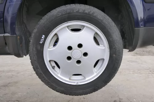 4x Audi A4 100 Alufelgen 195/65 R15 91T Winterreifen Reifen 3-6mm 441601025S