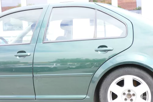 VW Bora Tür hinten links nur Limousine grün LC6M 1J5833055F (157460)