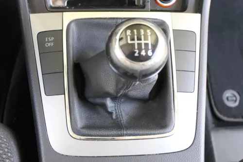 Passat 3C Mittelkonsole Verkleidung Radio Klappe Abdeckung Dekor silber/schwarz (157664)
