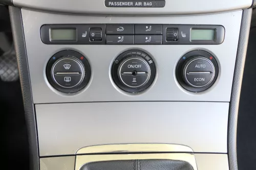 Passat 3C Mittelkonsole Verkleidung Radio Klappe Abdeckung Dekor silber/schwarz  (157664)