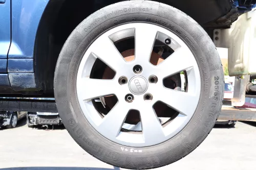 Audi A4 8E A3 8P Alufelgen 205/55 R16 91V Sommerreifen Reifen 3-8mm 8P0601025A (157981)