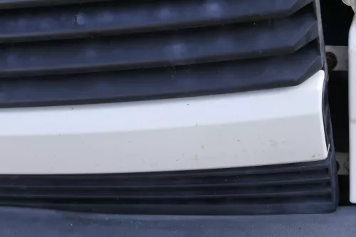 VW T4 kurze Version Grill Kühlergrill VW Zeichen Logo weiß 701853653 (158382)