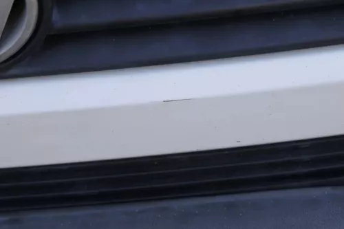 VW T4 kurze Version Grill Kühlergrill VW Zeichen Logo weiß 701853653 (158382)
