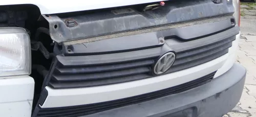 VW T4 kurze Version Grill Kühlergrill VW Zeichen Logo weiß 701853653 (158382)