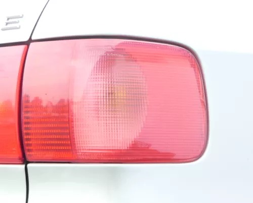 Audi 80 Limousine hinten rechts außen Rückleuchte original  (159851)