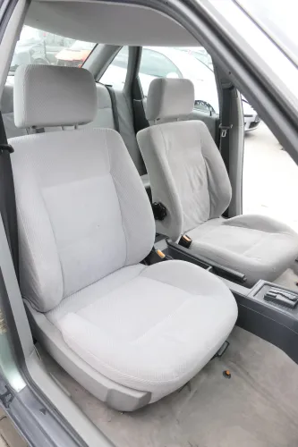 Audi 80 Sitz Fahrersitz vorne links +rechts Beifahrersitz (159887)