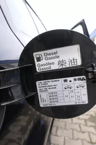 Skoda Octavia 1U Limousine Tankdeckel Deckel Tank Tankverschluß schwarz LF9R (160211)