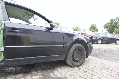 VW Passat 3B 3BG Kombi + Limo Tür vorne rechts Beifahrertür schwarz LC9Z chrom s