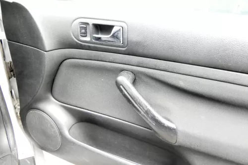 VW Golf 4 2/3-Türer Türverkleidung Verkleidung Tür vorne rechts schwarz (162050)