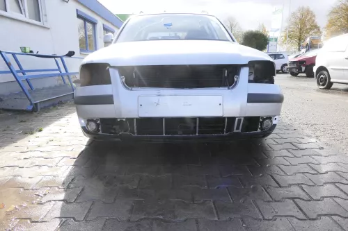 VW Passat 3BG Stoßstange vorne Frontstoßstange Stoßfänger silber LA7W reflexsilb