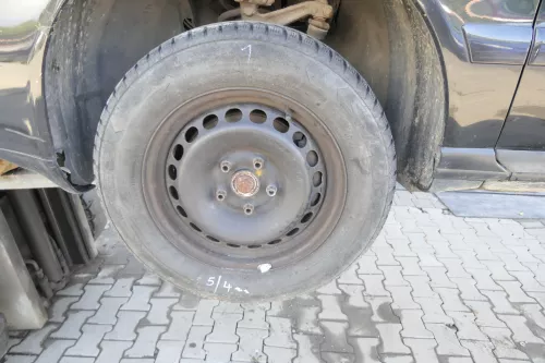 2x A4 B5 A6 4B Passat 3BG Felgen Reifen Winterreifen M+S 195/65 R15 91H ca.4-5mm (164009)