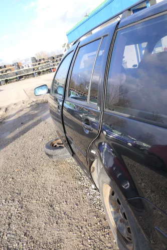 VW Golf 4 Bora Tür hinten links nur Kombi / Variant schwarz LC9Z ohne Anbauteil (166215)