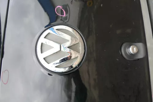 VW Fox 5Z Heckklappe Kofferraumklappe Klappe hinten + Scheibe schwarz L041 (166450)