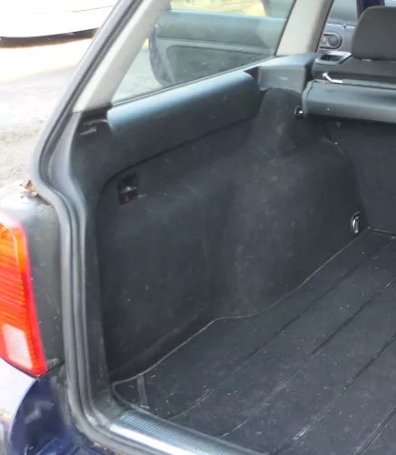 VW Passat 3BG 3B Abdeckung Verkleidung Kofferraum hinten links schwarz (166928)