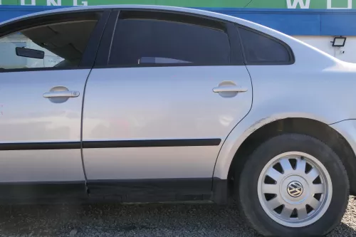 VW Passat 3B 3BG Limousine Tür hinten links silber grau LB7Z satinsilber