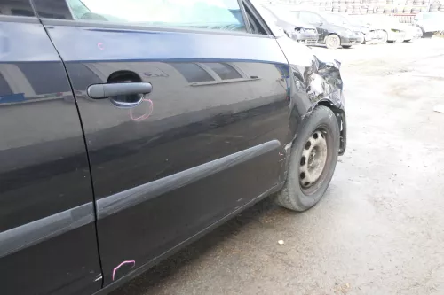 Skoda Fabia 5J Kombi + Limo Tür vorne rechts Beifahrertür schwarz LF9R - Mängel (167347)