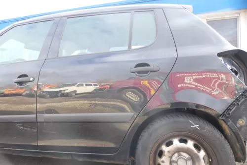 Skoda Fabia 5J Limousine Tür hinten links schwarz LF9R - Mängel