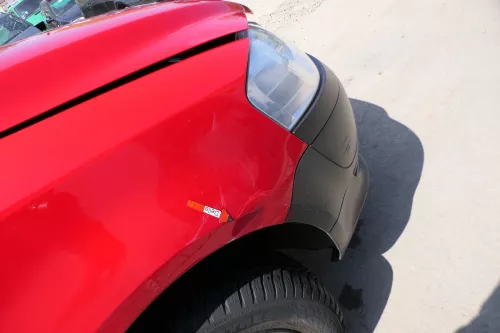 VW Fox 5Z Kotflügel vorne rechts rot LY3D - Delle (168517)