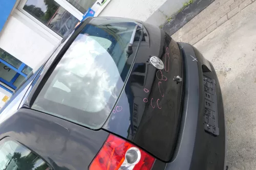 VW Fox 5Z Heckklappe Kofferraumklappe Klappe hinten + Scheibe schwarz L041 DELLE (169930)