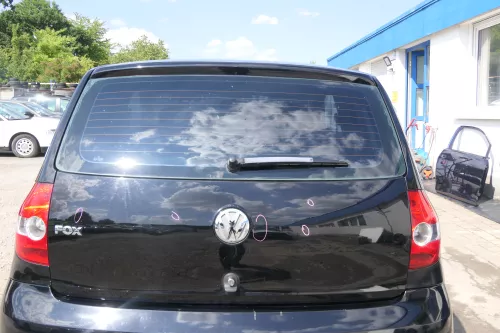 VW Fox 5Z Heckklappe Kofferraumklappe Klappe hinten + Scheibe schwarz L041 (170842)