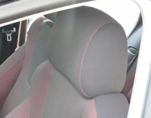 1x Seat Leon 1P Sitz vorne links / rechts Kopfstütze Kopfstützen rot /schwarz (171350)