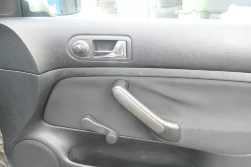 1x VW Golf 4 Bora Türverkleidung Verkleidung Tür vorne rechts 4/5-Türer schwarz (171792)