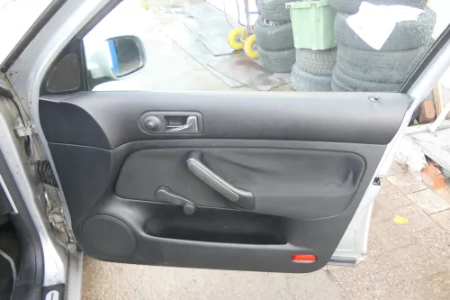 1x VW Golf 4 Bora Türverkleidung Verkleidung Tür vorne rechts 4/5-Türer schwarz (171792)
